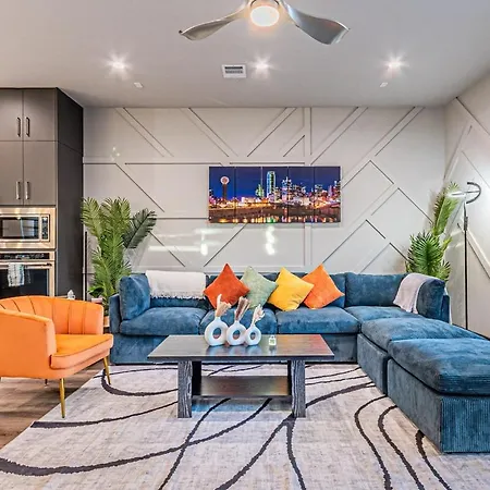 Oak Lawn Luxe Stay- Hot Tub, Arcades, Pool Table & More